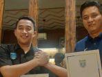 MoU-yang-sudah-ditandatangani-Manajer-Persela-Fariz-Julinar-Maurisal-dengan-pihak-Etams.jpg