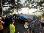 Mobil-Elf-yang-terlibat-kecelakaan-maut-di-Jalan-Raya-Situbondo-Banyuwangi-Senin-2392024.jpg