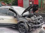 Mobil-Honda-BR-V-bernopol-L-17-56-YI-yang-terbakar-di-halaman-SPBU-Kayoon-Surabaya.jpg