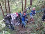 Mobil-Innova-pelat-asal-Surabaya-terjun-ke-jurang-diduga-akibat.jpg