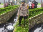 Mobil-Sutisna-nyungsep-di-gorong-gorong-Kota-Bandung.jpg