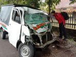 Mobil-pikap-Daihatsu-Grand-Max-yang-mengalami-laka-lantas-di-Jalan-Mayjen-Sungkono.jpg