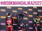 Momen-Alvaro-Bautista-semprot-sampanye-ke-Toprak-Razgatlioglu.jpg