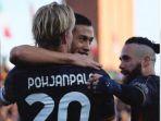Momen-pemain-Venezia-Jay-Idzes-selebrasi-dengan-Pohjanpalo.jpg