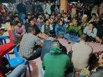 Momen-warga-Kecamatan-Ijen-Bondowoso-diskusi-dengan-TNI-Polri.jpg