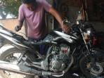 Motor-salah-satu-warga-yang-sedang-dibawa-ke-bengkel-di-Kecamatan-Peterongan-karena-mogok.jpg