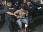 Muafi-21-terpincang-pincang-masuk-ruang-penyidik.jpg
