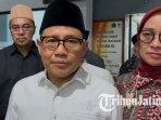 Muhaimin-Iskandar-menjenguk-korban-selamat-dalam-insiden-ambruknya-musala-Ponpes-Al-Khoziny-Sidoarjo.jpg