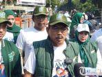 Musyafak-Rouf-saat-turut-turun-ke-jalan-membagikan-kerudung-bagi-pengguna-jalan.jpg