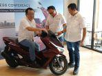 Naik-motor-Presiden-Direktur-MPM-Honda-Jatim-Suwito-saat-mengenalkan-New-Honda-PCX160.jpg