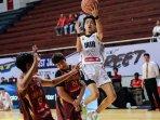 Nelson-Gunawan-pemain-basket-SMA-Vita-Surabaya-saat-melawan-SMAN-1-Manyar-Gresik.jpg