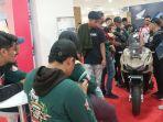 New-Honda-ADV-160-saat-dikerumuni-oleh-pengunjung-Mall-Delta-Plaza-Surabaya.jpg