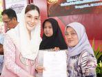 Novita-Hardini-Menyerahkan-Sertifikat-Halal-ke-Pelaku-UMKM-Kabupaten-Trenggalek.jpg