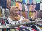 Nur-saat-menjaga-kiosnya-di-Pasar-Kota-Bojonegoro-Jumat-6102023-siang.jpg