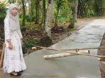 Sosok Nurjanah Bangun Jalan Kampung Pakai Uang Sendiri , Rawat Ibu Sepuh Meski Dirinya Idap Kanker