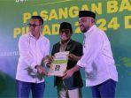 Nurochman-Heli-Suyanto-saat-menerima-dokumen-Model-B-persetujuan-parpol-KWK.jpg