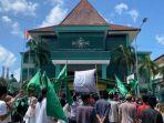 Nusa-Bangsa-saat-menggelar-aksi-di-depan-kantor-Pengurus-Wilayah-Nahdlatul-Ulama-PWNU-Jatim.jpg