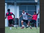 Odivan-Koerich-rompi-abu-saat-terlibat-duel-dengan-pemain-Arema-FC.jpg