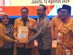 Oesman-Sapta-Odang-menyerahkan-rekomendasi-pada-Ony-Anwar-Harsono-dan-Dwi-Rianto-Jatmiko.jpg