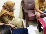 Oknum-wanita-ASN-Pemkab-Mojokerto-tertunduk-lesu.jpg