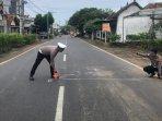 Olah-TKP-kecelakaan-maut-di-Banyuwangi-yang-mengakibatkan-kakek-pengendara-motor-meninggal.jpg