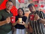 Operational-Asst-Manager-Jokopi-Sandy-Primadana-mengenalkan-menu-baru-Ramenini-Cappuccini.jpg