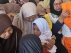 Orang-tua-dan-siswa-Sekolah-Rakyat-Ponorogo-saat-pelepasan-terlihat-saling-haru.jpg