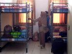 Orang-tua-siswa-dan-siswa-saat-melihat-kamar-asrama-Sekolah-Rakyat-Kota-Batu.jpg