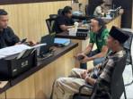Owner-Cafe-Asyiq-Muhammad-Asnawi-Sofyan-saat-mendatangi-SPKT-Polres-Probolinggo-Kota.jpg