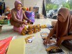 Owner-Rina-Handmade-Hosrina-kenakan-kerudung-ungu.jpg