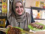 Owner-Sate-Bang-Saleh-Laily-Fitriyah-Liza-Min-Nelly-menunjukan-sate-kambing.jpg