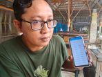PEDAGANG-KETIPU-PINJAMAN-Agus-Susanto-menunjukkan-tagihan-kredit-di-aplikasi-pinjol-y.jpg