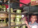 PENJUALAN-LPG-3-KG-Seorang-pedagang-menunjukan-stok-LPG-3-Kg.jpg