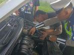 PJR-Ditlantas-Polda-Jatim-saat-membantu-pengendara-di-ruas-Tol-Surabaya-Mojokerto.jpg