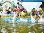 PJT-I-tebar-benih-ikan-di-telaga-ngebel-ponorogo.jpg