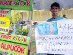 PKL-asal-Kelurahan-Gedongombo-Tuban-membawa-posterprotes-relokasi.jpg