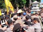 PMII-demo-di-depan-Kantor-Bupati-Lumajang-protes-penghapusan-tunjangan-guru-honorer.jpg