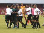 PROTES-WASIT-Pemain-dan-offisial-Persebaya-Surabaya-memprotes-wasit.jpg