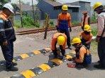 PT-KAI-Daop-7-Madiun-memasang-speed-bump-di-42-titik-perlintasan-sebidang-tidak-terjaga.jpg