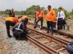 PT-KAI-Daop-8-Surabaya-lakukan-pengecekan-operasional-jalur-rel-kereta-api-ilustrasi-rel-kereta.jpg