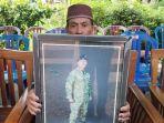 Paman-Pratu-Miftahul-menunjukkan-foto-ponakannya.jpg