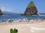 Pantai-Papuma-Jember-dipadati-ribuan-wisatawan-pada-libur-lebaran-2024.jpg