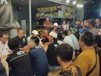 Para-Aremania-saat-menggelar-forum-jalanan-untuk-membentuk-posko-pendamping.jpg