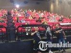 Para-guru-dan-siswa-dari-sekolah-di-Surabaya-mengikuti-acara-nonton-bareng-film-Budi-Pekerti.jpg