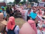 Para-guru-swasta-menggelar-unjuk-rasa-di-depan-Kantor-DPRD-Bojonegoro.jpg