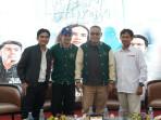 Para-narasumber-dan-ratusan-mahasiswa-Universitas-Muhammadiyah-Surabaya-berfoto-bersama.jpg