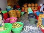 Para-pekerja-di-UMKM-keripik-buah-di-Kota-Batu-ilustrasi-apel.jpg