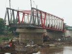 Para-pekerja-sedang-membangun-Jembatan-Jongbiru-Kediri-ilustrasi-Jembatan-Jongbiru.jpg