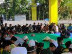 Para-pemain-Arema-FC-saat-mengikuti-doa-bersama-di-halaman-Stadion-Kanjuruhan.jpg