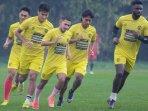 Para-pemain-Arema-FC-saat-menjalani-latihan-jelang-laga-menghadapi-Persita-Tangerang.jpg